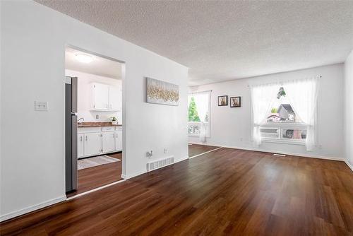 14 Whiteway Rd, Winnipeg, MB - Indoor
