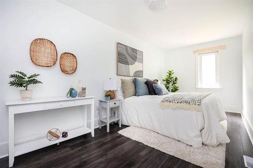 200 Beaverbrook St, Winnipeg, MB - Indoor Photo Showing Bedroom