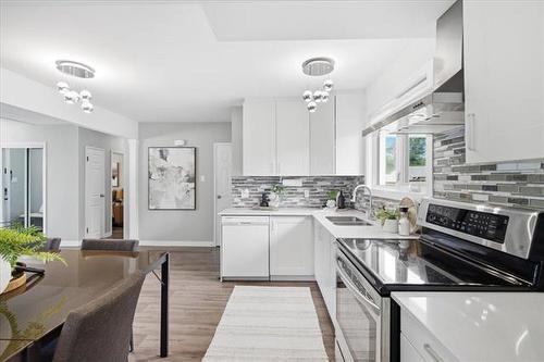 15 Columbus Cr, Winnipeg, MB - Indoor Photo Showing Kitchen With Double Sink