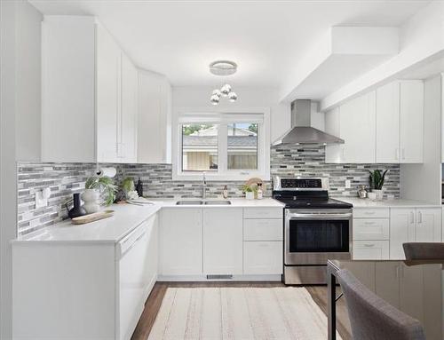 15 Columbus Cr, Winnipeg, MB - Indoor Photo Showing Kitchen