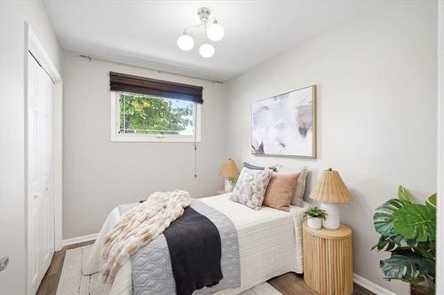 15 Columbus Cr, Winnipeg, MB - Indoor Photo Showing Bedroom