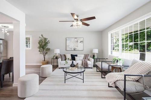 15 Columbus Cr, Winnipeg, MB - Indoor Photo Showing Living Room
