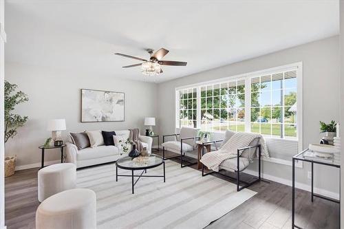 15 Columbus Cr, Winnipeg, MB - Indoor Photo Showing Living Room