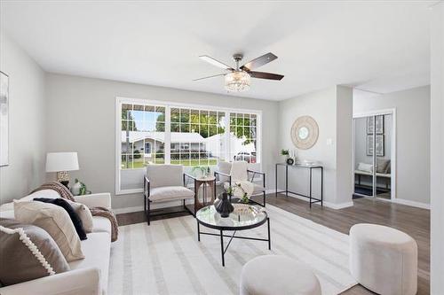 15 Columbus Cr, Winnipeg, MB - Indoor Photo Showing Living Room