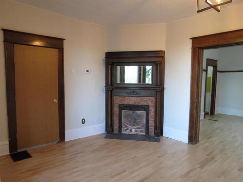 4 Crown Street, Thunder Bay, ON - Indoor Photo Showing Living Room With Fireplace