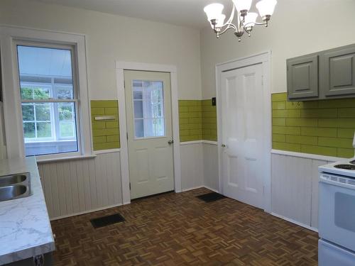 4 Crown Street, Thunder Bay, ON - Indoor Photo Showing Kitchen With Double Sink
