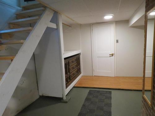 4 Crown Street, Thunder Bay, ON - Indoor