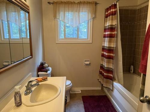 4130 Vanguard Avenue, Thunder Bay, ON - Indoor Photo Showing Bathroom