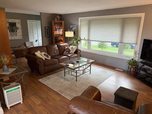 4130 Vanguard Avenue, Thunder Bay, ON - Indoor Photo Showing Living Room