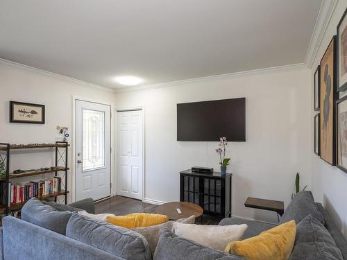 2312 Rosslyn Road, Thunder Bay, ON - Indoor Photo Showing Living Room