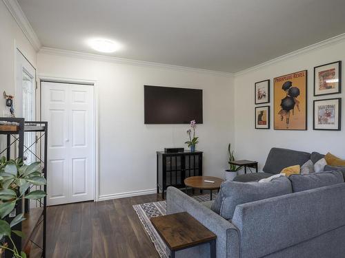 2312 Rosslyn Road, Thunder Bay, ON - Indoor Photo Showing Living Room