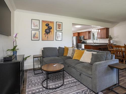 2312 Rosslyn Road, Thunder Bay, ON - Indoor Photo Showing Living Room
