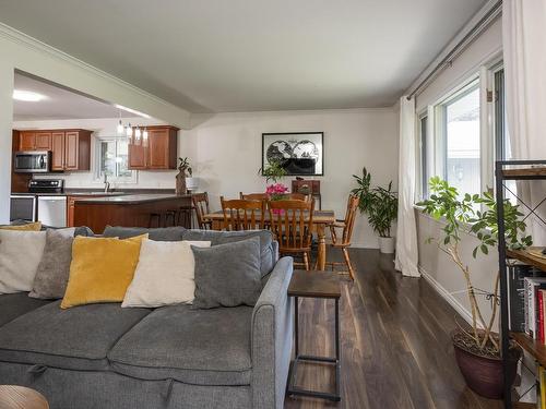 2312 Rosslyn Road, Thunder Bay, ON - Indoor Photo Showing Living Room