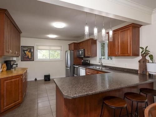 2312 Rosslyn Road, Thunder Bay, ON - Indoor Photo Showing Kitchen With Double Sink
