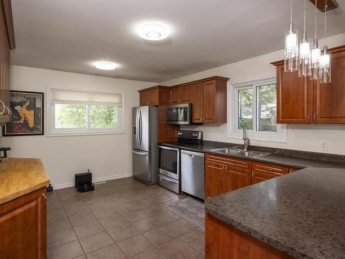 2312 Rosslyn Road, Thunder Bay, ON - Indoor Photo Showing Kitchen With Double Sink