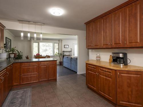 2312 Rosslyn Road, Thunder Bay, ON - Indoor Photo Showing Kitchen With Double Sink