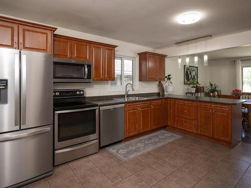 2312 Rosslyn Road, Thunder Bay, ON - Indoor Photo Showing Kitchen With Double Sink