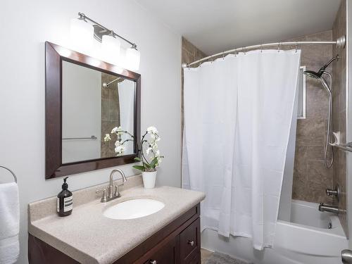 2312 Rosslyn Road, Thunder Bay, ON - Indoor Photo Showing Bathroom