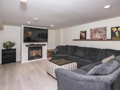 2312 Rosslyn Road, Thunder Bay, ON - Indoor Photo Showing Living Room With Fireplace