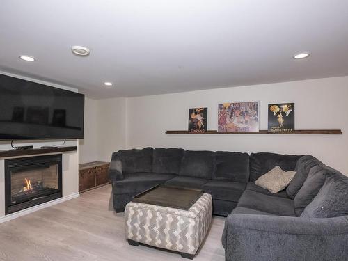 2312 Rosslyn Road, Thunder Bay, ON - Indoor Photo Showing Living Room With Fireplace
