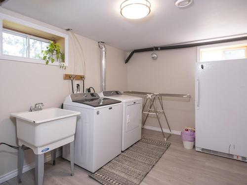 2312 Rosslyn Road, Thunder Bay, ON - Indoor Photo Showing Laundry Room