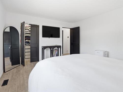 202 Whiteway Rd, Winnipeg, MB - Indoor Photo Showing Bedroom