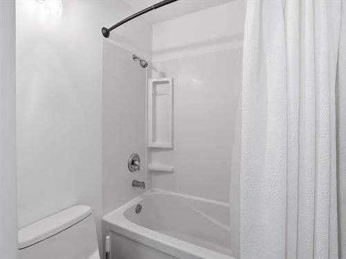 202 Whiteway Rd, Winnipeg, MB - Indoor Photo Showing Bathroom