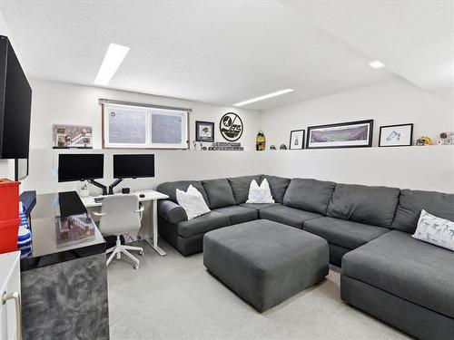 202 Whiteway Rd, Winnipeg, MB - Indoor Photo Showing Living Room