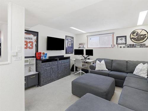 202 Whiteway Rd, Winnipeg, MB - Indoor Photo Showing Living Room
