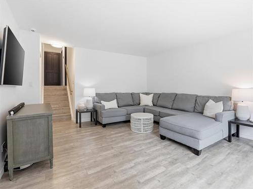 202 Whiteway Rd, Winnipeg, MB - Indoor Photo Showing Living Room