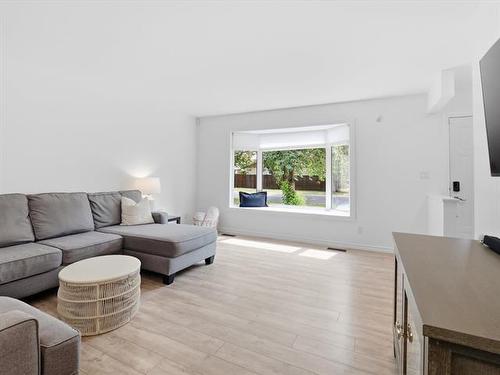 202 Whiteway Rd, Winnipeg, MB - Indoor Photo Showing Living Room