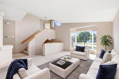 243 Bairdmore Blvd, Winnipeg, MB - Indoor Photo Showing Living Room