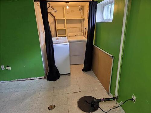 647 Muriel St, Winnipeg, MB - Indoor Photo Showing Laundry Room