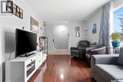 4168 Castle Road, Regina, SK - Indoor Photo Showing Living Room