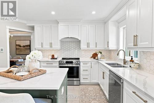 41 Dopp Crescent, Whitby (Brooklin), ON - Indoor Photo Showing Kitchen With Double Sink With Upgraded Kitchen