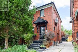 18 EARNSCLIFFE ROAD Toronto, ON M6E 1J5