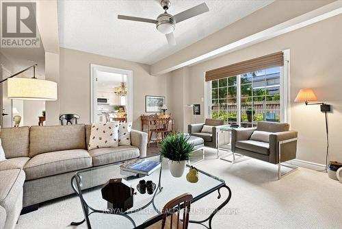 1721 Medallion Court, Mississauga, ON - Indoor Photo Showing Living Room