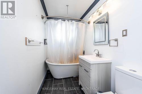 556 Barton Street E, Hamilton, ON - Indoor Photo Showing Bathroom
