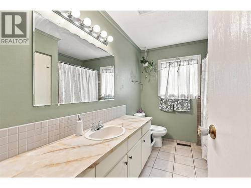 1979 Harrison Way, Kamloops, BC - Indoor Photo Showing Bathroom