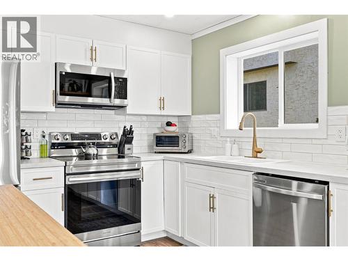 1979 Harrison Way, Kamloops, BC - Indoor Photo Showing Kitchen With Stainless Steel Kitchen With Upgraded Kitchen