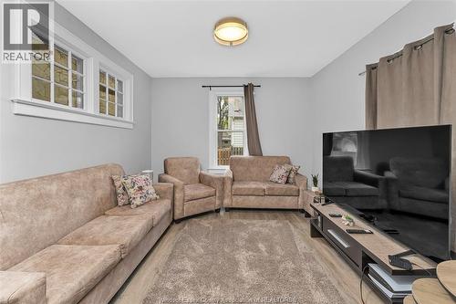 421 Elm Avenue, Windsor, ON - Indoor Photo Showing Living Room