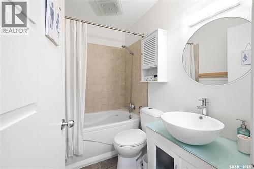 2206 Assiniboine Avenue E, Regina, SK - Indoor Photo Showing Bathroom