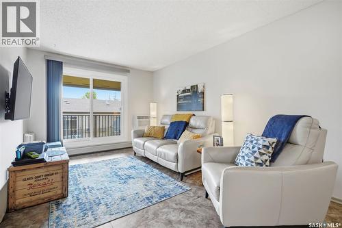 40 4219 Degeer Street, Saskatoon, SK - Indoor Photo Showing Living Room
