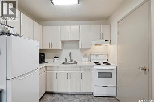 40 4219 Degeer Street, Saskatoon, SK - Indoor Photo Showing Kitchen