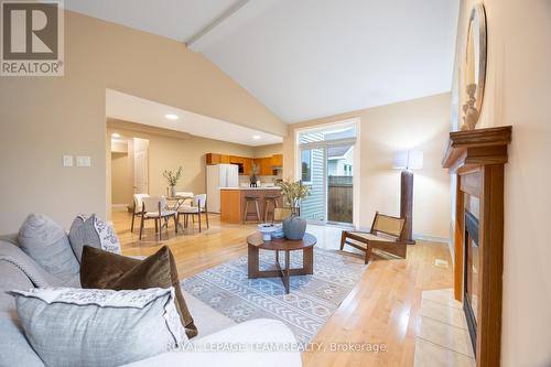 60 Woliston Crescent, Ottawa, ON - Indoor Photo Showing Living Room