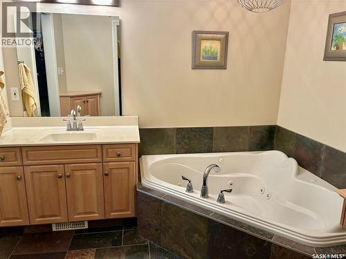 10170 Wascana Estates, Regina, SK - Indoor Photo Showing Bathroom