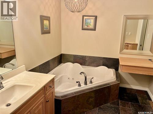 10170 Wascana Estates, Regina, SK - Indoor Photo Showing Bathroom