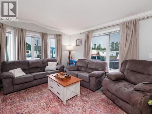 41-4 Prospector Road, Whitehorse, YT - Indoor Photo Showing Living Room
