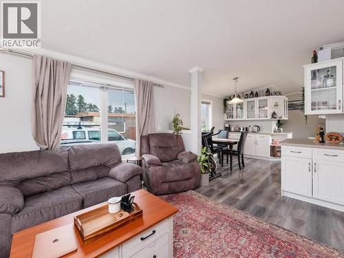 41-4 Prospector Road, Whitehorse, YT - Indoor Photo Showing Living Room