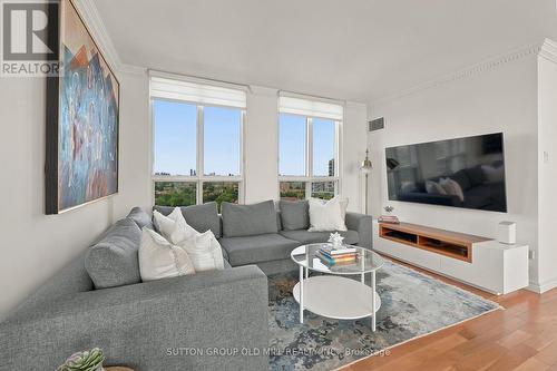 Family - 1908 - 2285 Lake Shore Boulevard W, Toronto, ON - Indoor Photo Showing Living Room